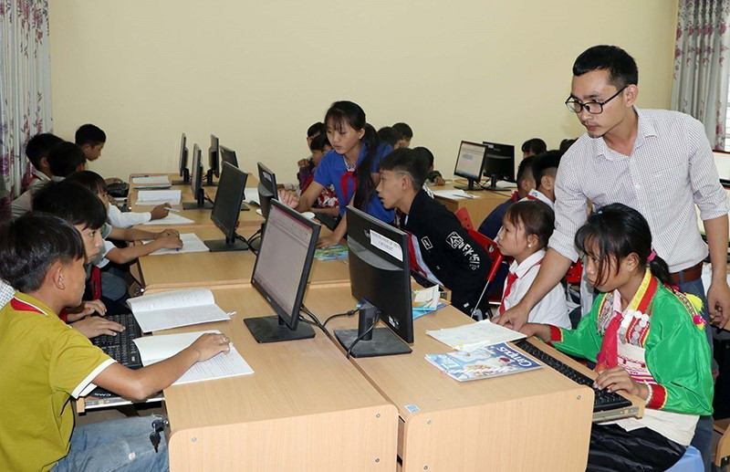 Dưới sự lãnh đạo của Đảng, dân tộc Việt Nam đã vượt qua mọi khó khăn, thách thức, quyết tâm giữ vững nền hòa bình, độc lập và tự do đã giành được; nỗ lực xây dựng và phát triển đất nước để tạo dựng cơ đồ, vị thế như ngày nay. Chúng ta đang từng bước hiện thực hóa tâm nguyện của Chủ tịch Hồ Chí Minh. Trong ảnh: Giáo viên hướng dân học sinh tiếp cận với công nghệ thông tin tại trường THCS thị trấn huyện Nậm Nhùn (Lai Châu). (Ảnh: Quý Trung/TTXVN)