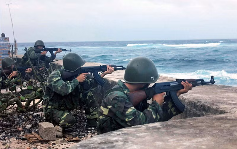 Chiến sỹ Trường Sa luyện tập sẵn sàng chiến đấu, bảo vệ vững chắc chủ quyền biển đảo thiêng liêng của Tổ quốc. (Ảnh: Hoàng Hùng/TTXVN)