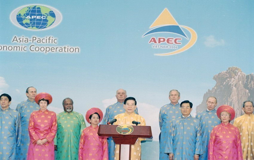 Việt Nam gia nhập nhiều tổ chức, cơ chế hợp tác quốc tế lớn và tổ chức thành công nhiều sự kiện tầm vóc quốc tế lớn, trong đó có tổ chức thành công Hội nghị cấp cao APEC 2006 (18-19/11/2006) tại Hà Nội. (Ảnh: TTXVN)