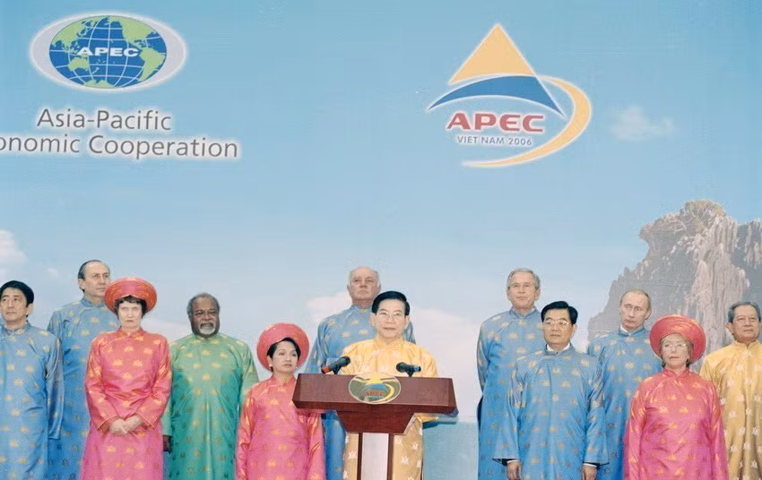 Việt Nam gia nhập nhiều tổ chức, cơ chế hợp tác quốc tế lớn và tổ chức thành công nhiều sự kiện tầm vóc quốc tế lớn, trong đó có tổ chức thành công Hội nghị cấp cao APEC 2006 (18-19/11/2006) tại Hà Nội. (Ảnh: TTXVN)
