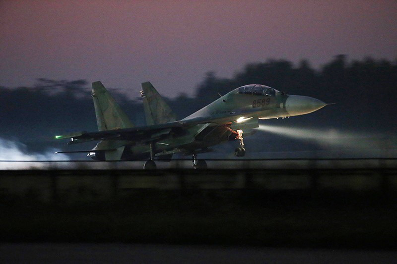 Trung đoàn không quân 927-Đoàn không quân Lam Sơn thuộc Sư đoàn 371(Quân chủng Phòng không-Không quân) được trang bị các máy bay chiến đấu Su-30MK2 hiện đại, có nhiệm vụ bảo vệ vùng trời phía Bắc của đất nước. (Ảnh: Dương Giang/TTXVN)