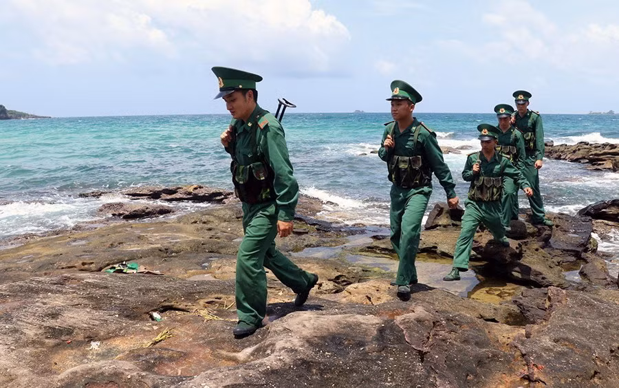 Trải qua bao hy sinh, mất mát to lớn trong các cuộc chiến tranh, chúng ta càng thấm thía giá trị của độc lập, tự do, của hòa bình, thống nhất, từ đó phải kiên quyết bảo vệ những thành quả cách mạng đã giành được, giữ gìn độc lập, tự do và toàn vẹn lãnh thổ thiêng liêng của Tổ quốc. Trong ảnh: Chiến sỹĐồn Biên phòng Gành Dầu tuần tra, bảo vệ biên giới biển đảo khu vực bắc đảo Phú Quốc (Kiên Giang). (Ảnh: Lê Huy Hải/TTXVN)