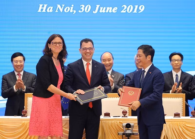 Vai trò, vị thế, thực lực của Việt Nam được nâng lên cũng chính là bảo đảm quan trọng cho việc chúng ta giữ vững chủ quyền quốc gia, độc lập dân tộc, thống nhất, toàn vẹn lãnh thổ, bảo vệ Đảng, Nhà nước, nhân dân và chế độ xã hội chủ nghĩa. Trong ảnh: Chiều 30/6/2019, tại Hà Nội, Lễ ký Hiệp định Thương mại tự do và Hiệp định Bảo hộ đầu tư giữa Việt Nam và Liên minh châu Âu (EU) (EVFTA và EVIPA) diễn ra với sự chứng kiến của Thủ tướng Nguyễn Xuân Phúc. (Ảnh: Lâm Khánh/TTXVN)