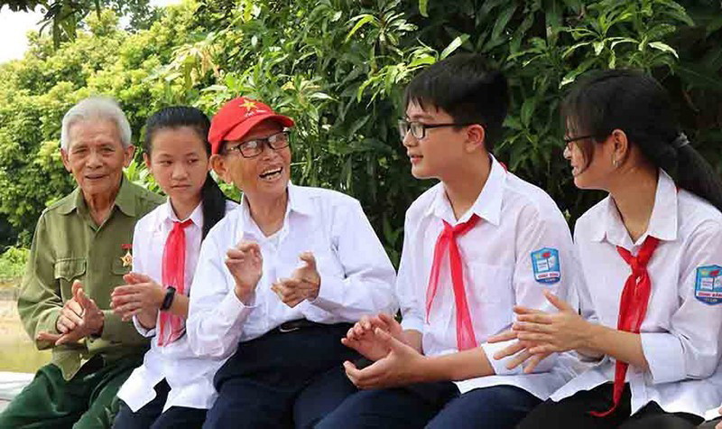 Cơ đồ, vị thế và uy tín mà Việt Nam đạt được suốt mấy chục năm qua là kết tinh sức sáng tạo của Đảng và nhân dân, khẳng định con đường đi lên chủ nghĩa xã hội của nước ta là phù hợp với thực tiễn Việt Nam và xu thế phát triển của thời đại; khẳng định sự lãnh đạo đúng đắn của Đảng là nhân tố hàng đầu quyết định thắng lợi của cách mạng Việt Nam. Trong ảnh: Những năm qua, toàn Đảng, toàn dân, toàn quân liên tục đẩy mạnh thực hiện Chỉ thị 05-CT/TW của Bộ Chính trị về đẩy mạnh học tập và làm theo tư tưởng, đạo đức, phong cách Hồ Chí Minh. (Ảnh: TTXVN)