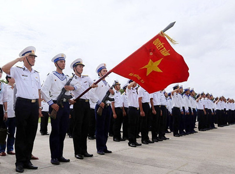 Trong lịch sử dựng nước và giữ nước, nhất là trong thời đại Hồ Chí Minh, chúng ta luôn khẳng định chủ quyền quốc gia là thiêng liêng và ta kiên quyết bảo vệ bằng mọi giá. Trong ảnh: Chiến sỹ Trường Sa luôn nâng cao cảnh giác, ngày đêm luyện tập sẵn sàng chiến đấu để bảo vệ vững chắc chủ quyền biển đảo thiêng liêng của Tổ quốc. (Ảnh: Danh Lam/TTXVN)