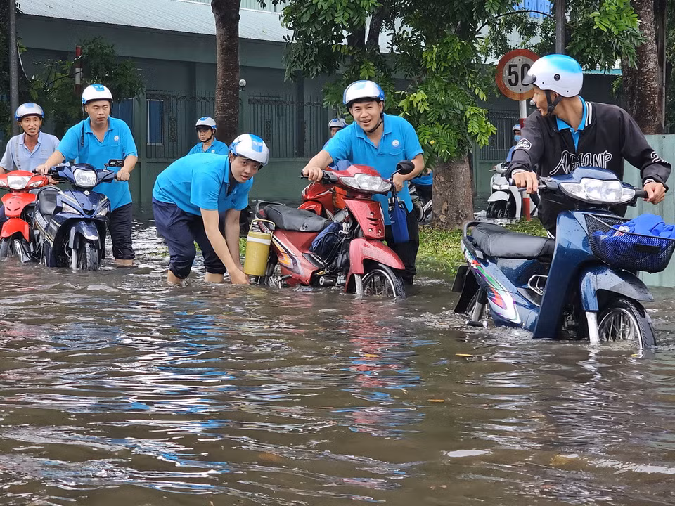 Công nhân "bì bõm" trong Khu công nghiệp Giao Long. (Ảnh: Huỳnh Phúc Hậu/TTXVN)