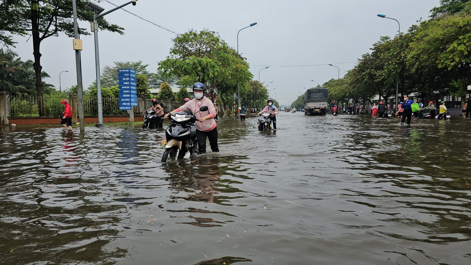 Nhiều xe bị chết máy khi đi vào Khu công nghiệp Giao Long. (Ảnh: Huỳnh Phúc Hậu/TTXVN)
