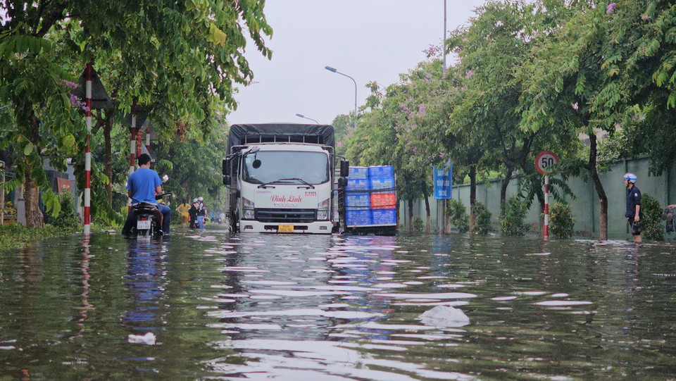 Nước ngập mênh mông trên các tuyến đường trong khu công nghiệp Giao Long. (Ảnh: Huỳnh Phúc Hậu/TTXVN)