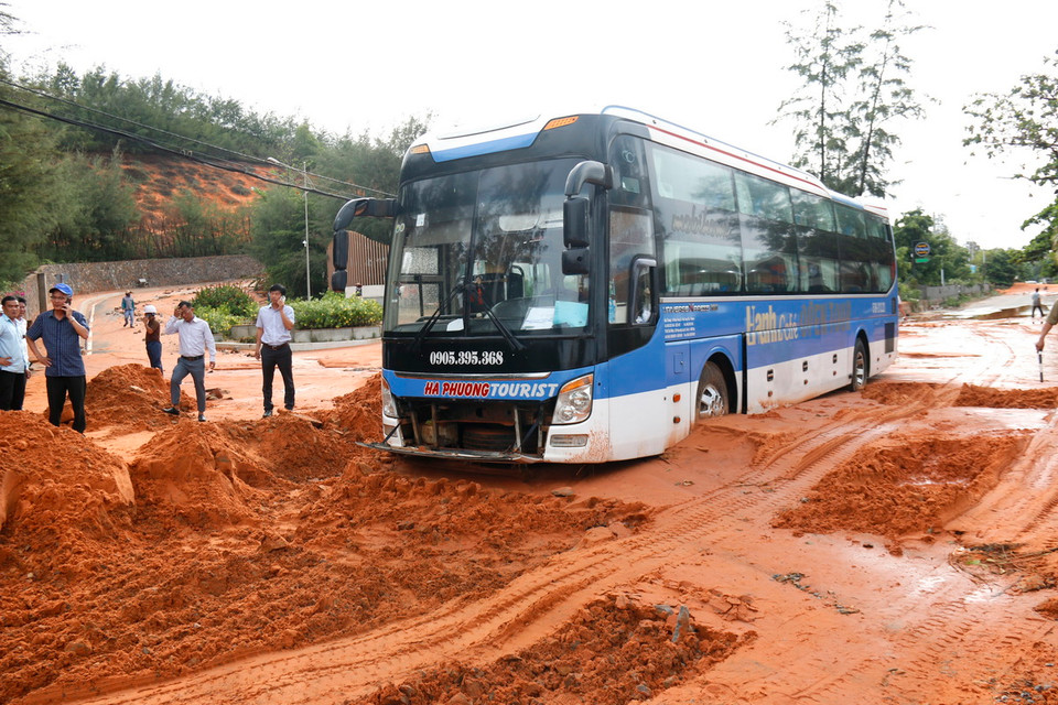 Cát tràn gây ngập một phần xe 52 trên đường Huỳnh Thúc Kháng. (Ảnh: Nguyễn Thanh/TTXVN)