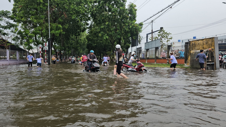 Nước ngập sâu trên các tuyến đường trong Khu công nghiệp Giao Long. (Ảnh: Huỳnh Phúc Hậu/TTXVN)