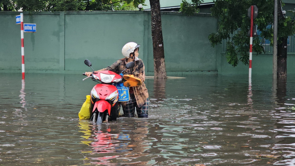 Nước ngập sâu trên các tuyến đường trong Khu công nghiệp Giao Long. (Ảnh: Huỳnh Phúc Hậu/TTXVN)
