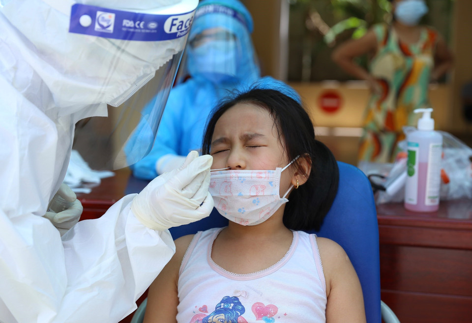 Lấy mẫu xét nghiệm cho một trẻ nhỏ ở Trại Găng, quận Hai Bà Trưng. (Ảnh: Hoàng Hiếu/TTXVN)