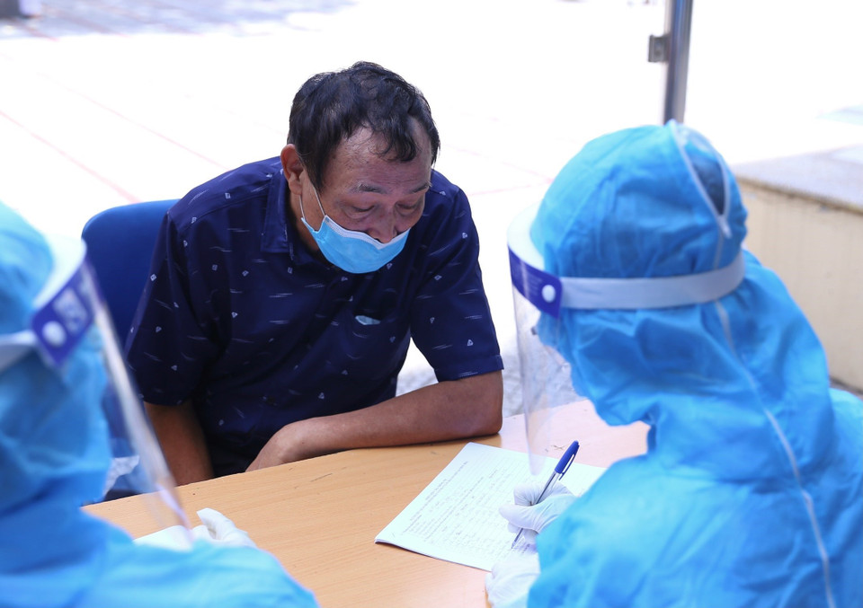 Người dân trên địa bàn Trại Găng được lấy thông tin cá nhân trước khi làm xét nghiệm. (Ảnh: Hoàng Hiếu/TTXVN)