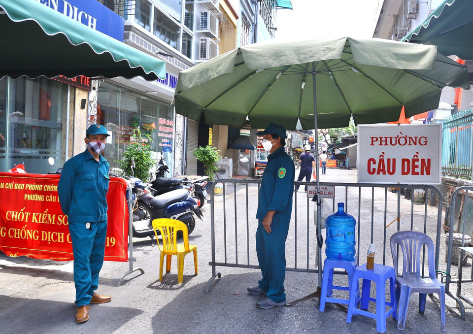 Lực lượng chức năng có mặt tại tất cả các lối ra, vào đảm bảo phong tỏa hoàn toàn khu vực trong 14 ngày. (Ảnh: Hoàng Hiếu/TTXVN)