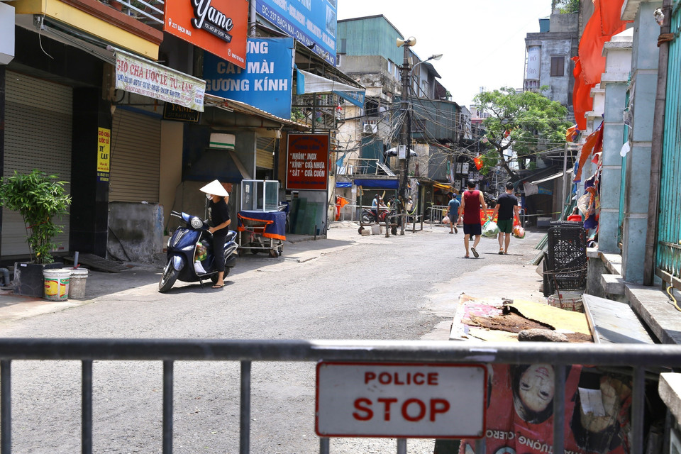 Người dân khu Trại Găng trong ngày đầu phong tỏa. (Ảnh: Hoàng Hiếu/TTXVN)