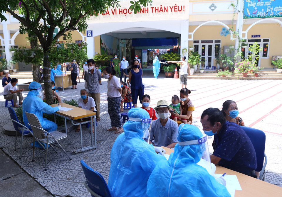 Lấy thông tin người dân trước khi làm xét nghiệm. (Ảnh: Hoàng Hiếu/TTXVN)