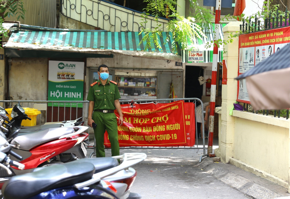 Lực lượng y tế quận phối hợp lực lượng an ninh tổ chức lấy thông tin, xét nghiệm cho cư dân trong khu vực bị phong tỏa và xung quanh (dự kiến khoảng 1.000 người). (Ảnh: Hoàng Hiếu/TTXVN)