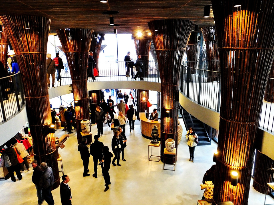 Nhiều khách quốc tế ghé thăm gian trưng bày giàu màu sắc truyền thống của Việt Nam. (Ảnh: Quang Thanh/Vietnam+)