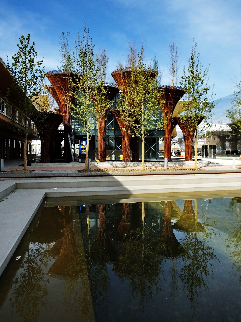 Nhà Việt Nam đã được khẩn trương hoàn thiện nội và ngoại thất trước giờ chính thức Khai mạc Expo Milan2015. (Ảnh: Quang Thanh/Vietnam+)