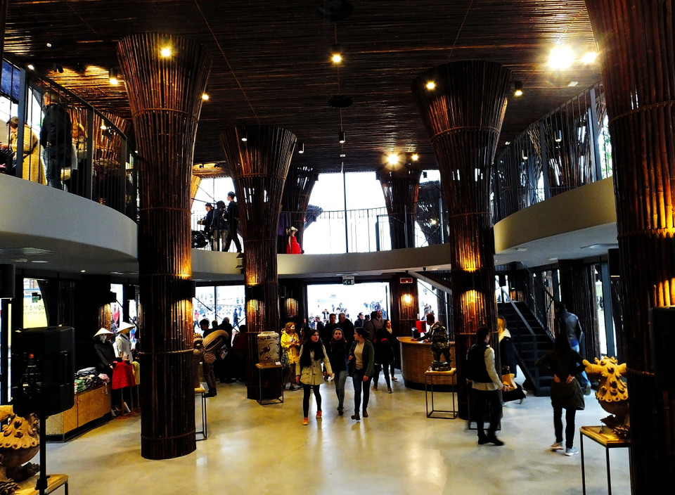 Nhiều khách quốc tế ghé thăm gian trưng bày giàu màu sắc truyền thống của Việt Nam. (Ảnh: Quang Thanh/Vietnam+)