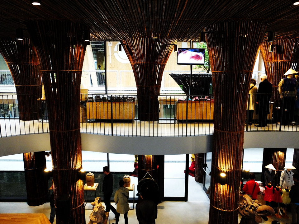 Nhiều khách quốc tế ghé thăm gian trưng bày giàu màu sắc truyền thống của Việt Nam. (Ảnh: Quang Thanh/Vietnam+)