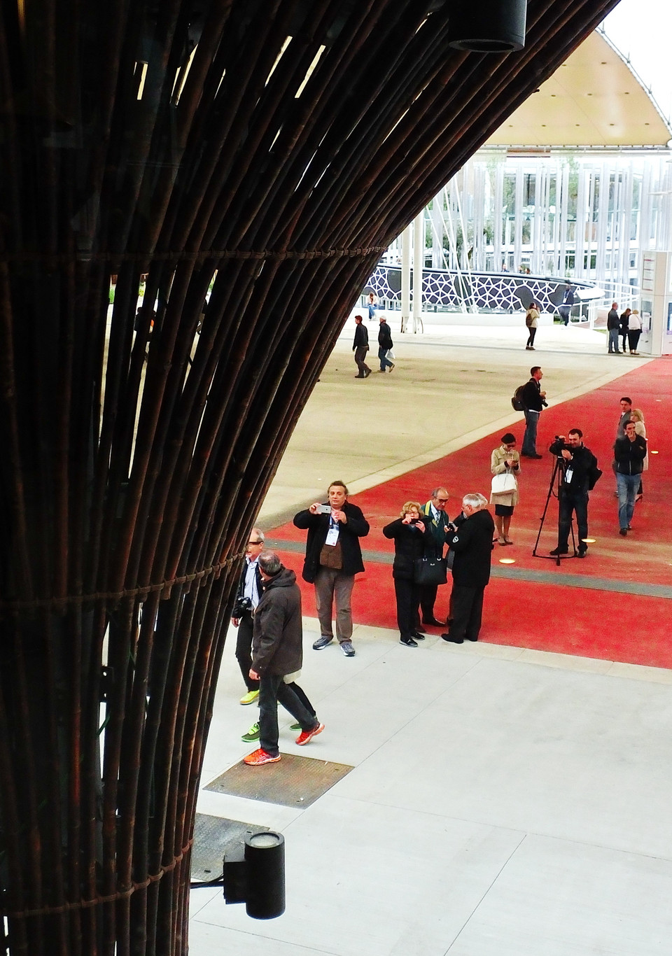 Nhiều khách quốc tế ghé thăm gian trưng bày giàu màu sắc truyền thống của Việt Nam. (Ảnh: Quang Thanh/Vietnam+)