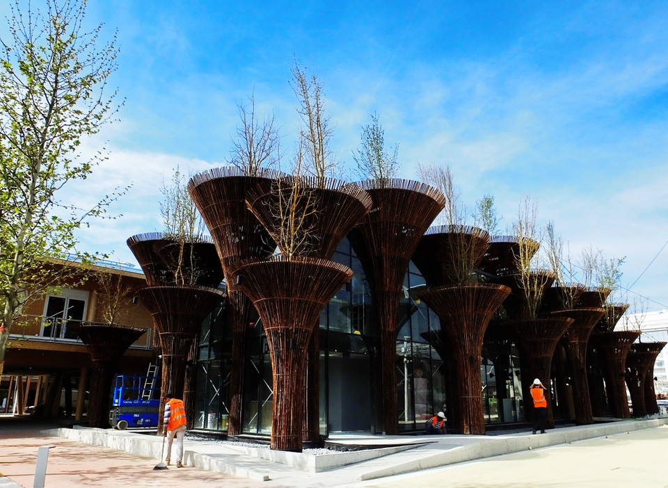 Nhà Việt Nam đã được khẩn trương hoàn thiện nội và ngoại thất trước giờ chính thức Khai mạc Expo Milan2015. (Ảnh: Quang Thanh/Vietnam+)