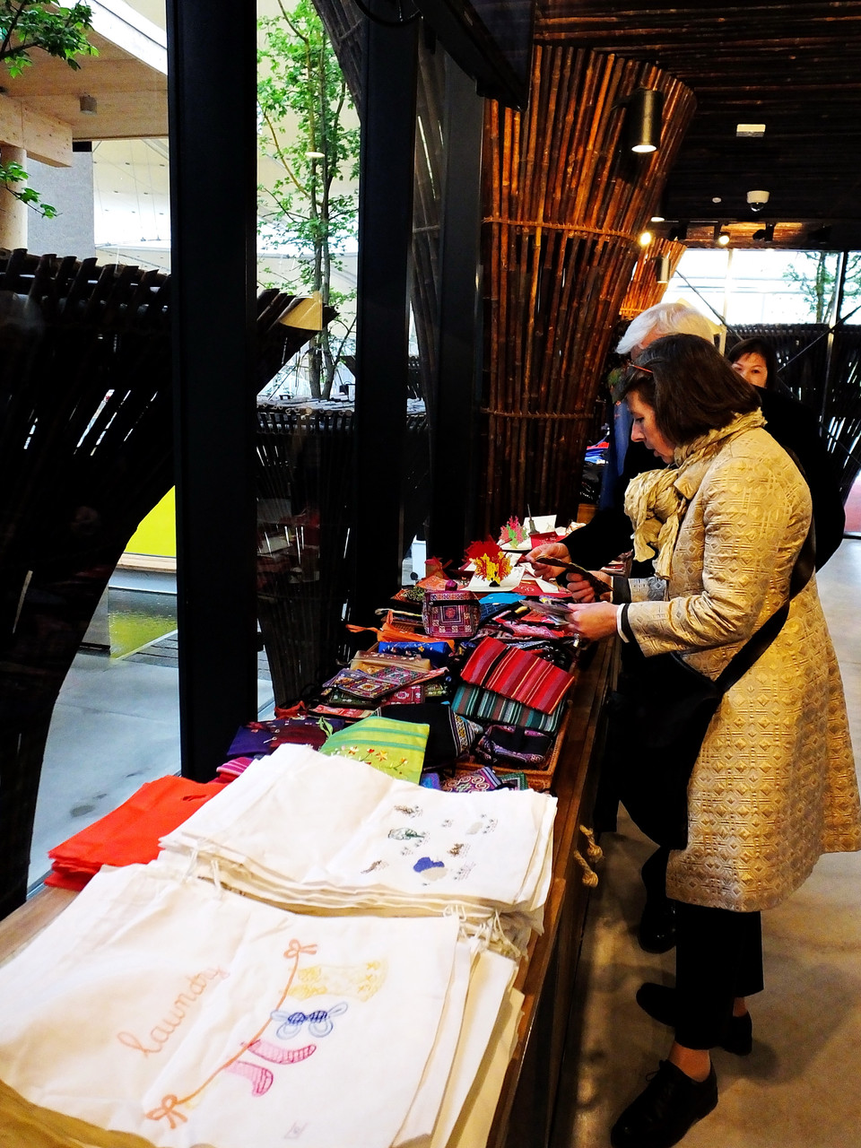 Nhiều khách quốc tế ghé thăm gian trưng bày giàu màu sắc truyền thống của Việt Nam. (Ảnh: Quang Thanh/Vietnam+)