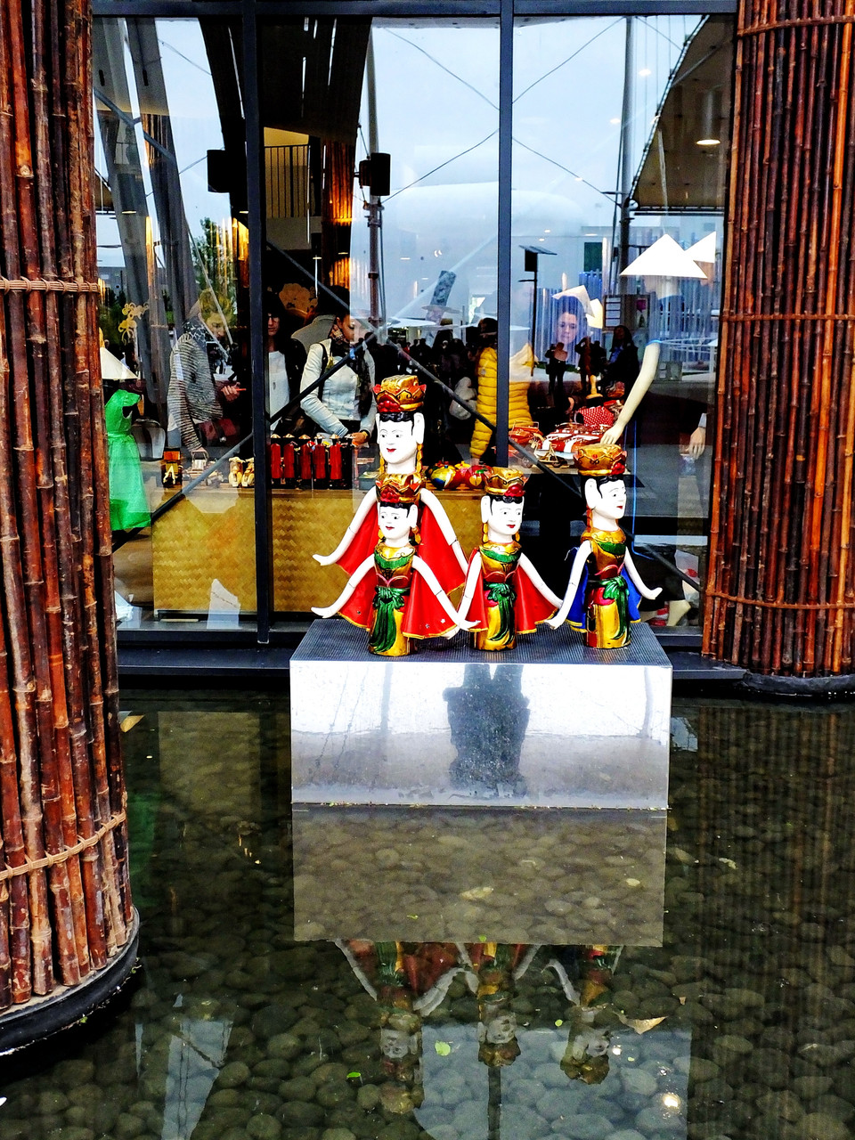 Nhiều khách quốc tế ghé thăm gian trưng bày giàu màu sắc truyền thống của Việt Nam. (Ảnh: Quang Thanh/Vietnam+)