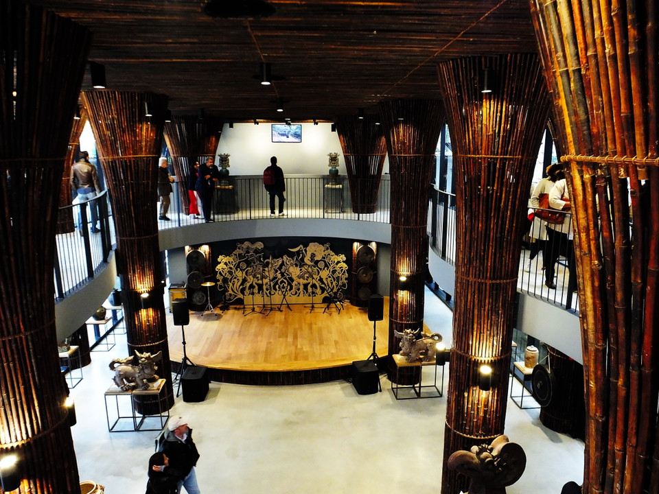 Nhiều khách quốc tế ghé thăm gian trưng bày giàu màu sắc truyền thống của Việt Nam. (Ảnh: Quang Thanh/Vietnam+)