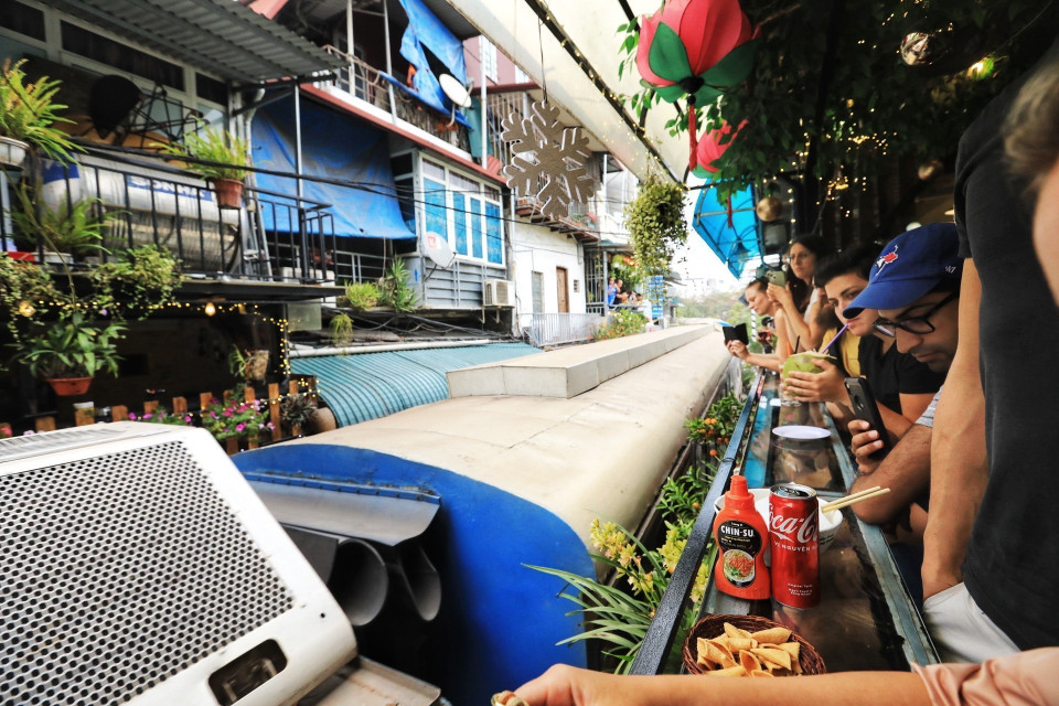 Du khách trải nghiệm cảm giác mạnh mỗi khi tàu chạy qua. (Ảnh: Tuấn Anh/TTXVN)