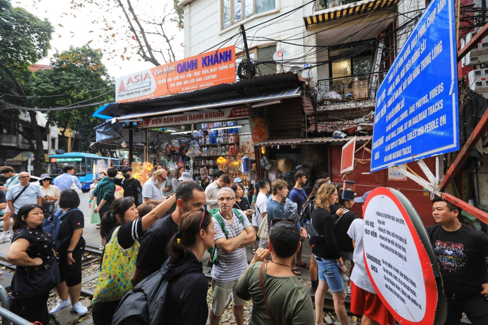 Mặc dù có biển cảnh báo nhưng vẫn xảy ra tình trạng quá tải vào mỗi dịp cuối tuần. (Ảnh: Tuấn Anh/TTXVN)