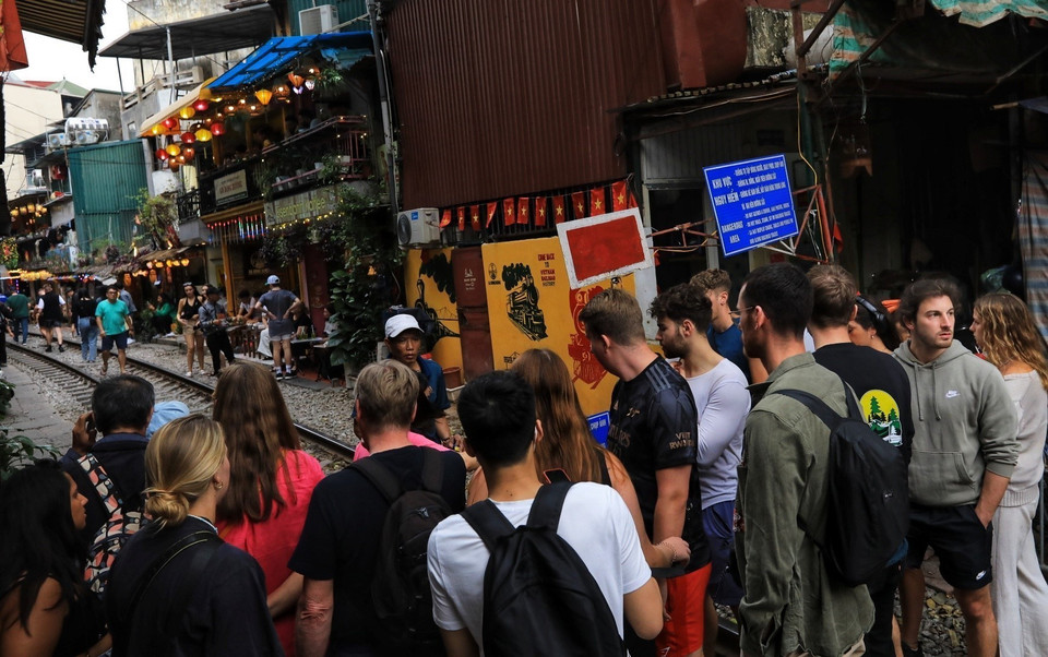 Vào 2 ngày nghỉ cuối tuần Thứ Bảy và Chủ nhật, lượng khách nước ngoài đến "Phố càphê đường tàu" tăng đột biến (ảnh chụp chiều 4/3). (Ảnh: Tuấn Anh/TTXVN)