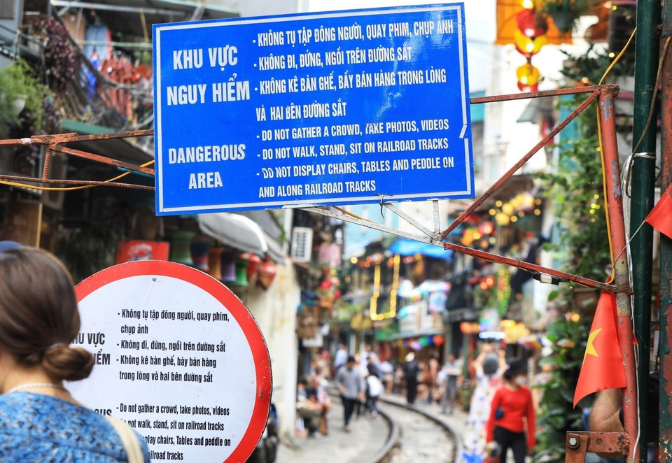 Mặc dù có biển cảnh báo nhưng vẫn xảy ra tình trạng quá tải vào mỗi dịp cuối tuần. (Ảnh: Tuấn Anh/TTXVN)