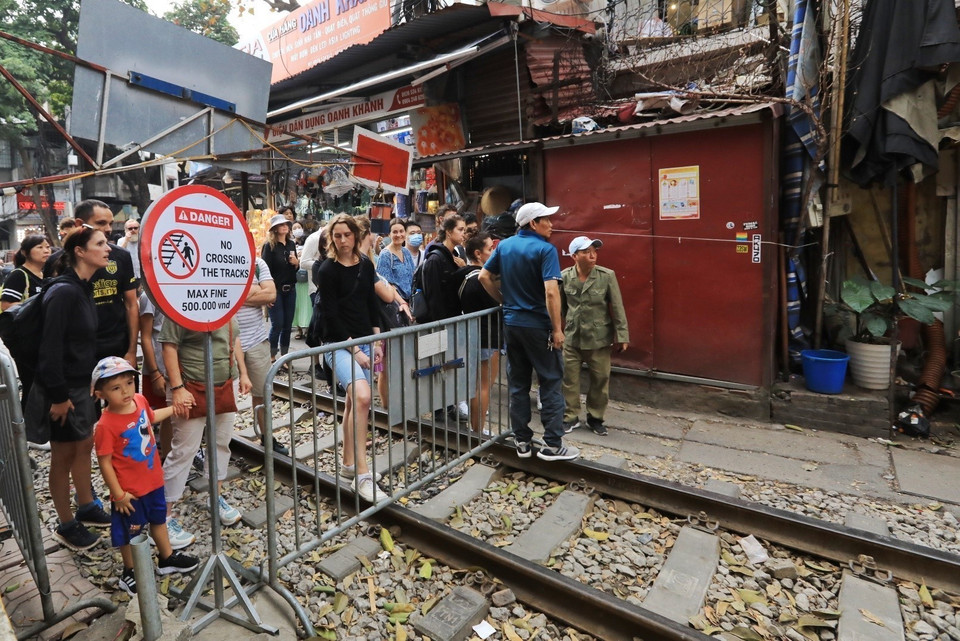 Mặc dù có biển cảnh báo nhưng vẫn xảy ra tình trạng quá tải vào mỗi dịp cuối tuần. Lực lượng chức năng không rõ ở đâu, làm gì những lúc này?. (Ảnh: Tuấn Anh/TTXVN)