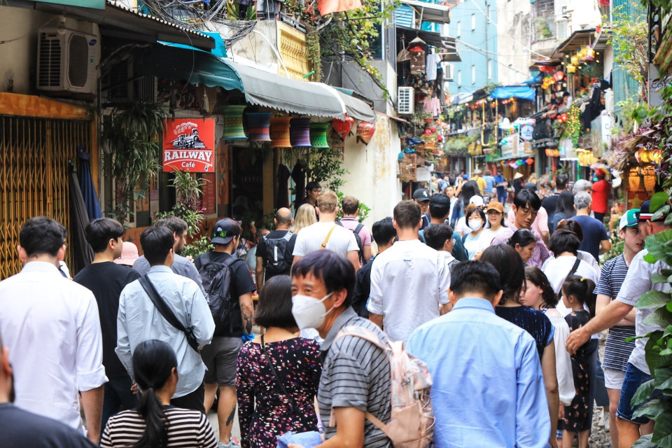 Vào 2 ngày nghỉ cuối tuần thứ Bảy và Chủ nhật, lượng khách nước ngoài đến "Phố càphê đường tàu" tăng đột biến (ảnh chụp chiều 4/3). (Ảnh: Tuấn Anh/TTXVN)