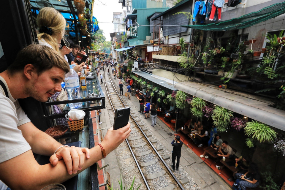 Nhiều du khách nước ngoài đến Hà Nội đều muốn được một lần trải nghiệm "càphê đường tàu". (Ảnh: Tuấn Anh/TTXVN)