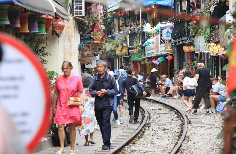 Phố càphê đường tàu đông đúc mỗi dịp cuối tuần. (Ảnh: Tuấn Anh/TTXVN)