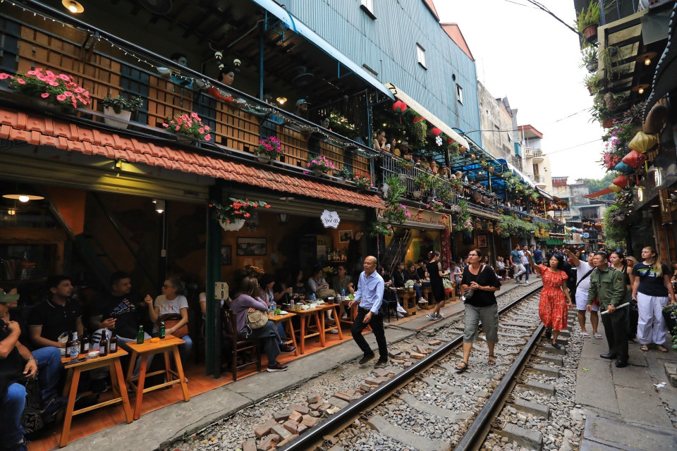 Vào 2 ngày nghỉ cuối tuần Thứ Bảy và Chủ nhật, lượng khách nước ngoài đến "Phố càphê đường tàu" tăng đột biến. (Ảnh: Tuấn Anh/TTXVN)
