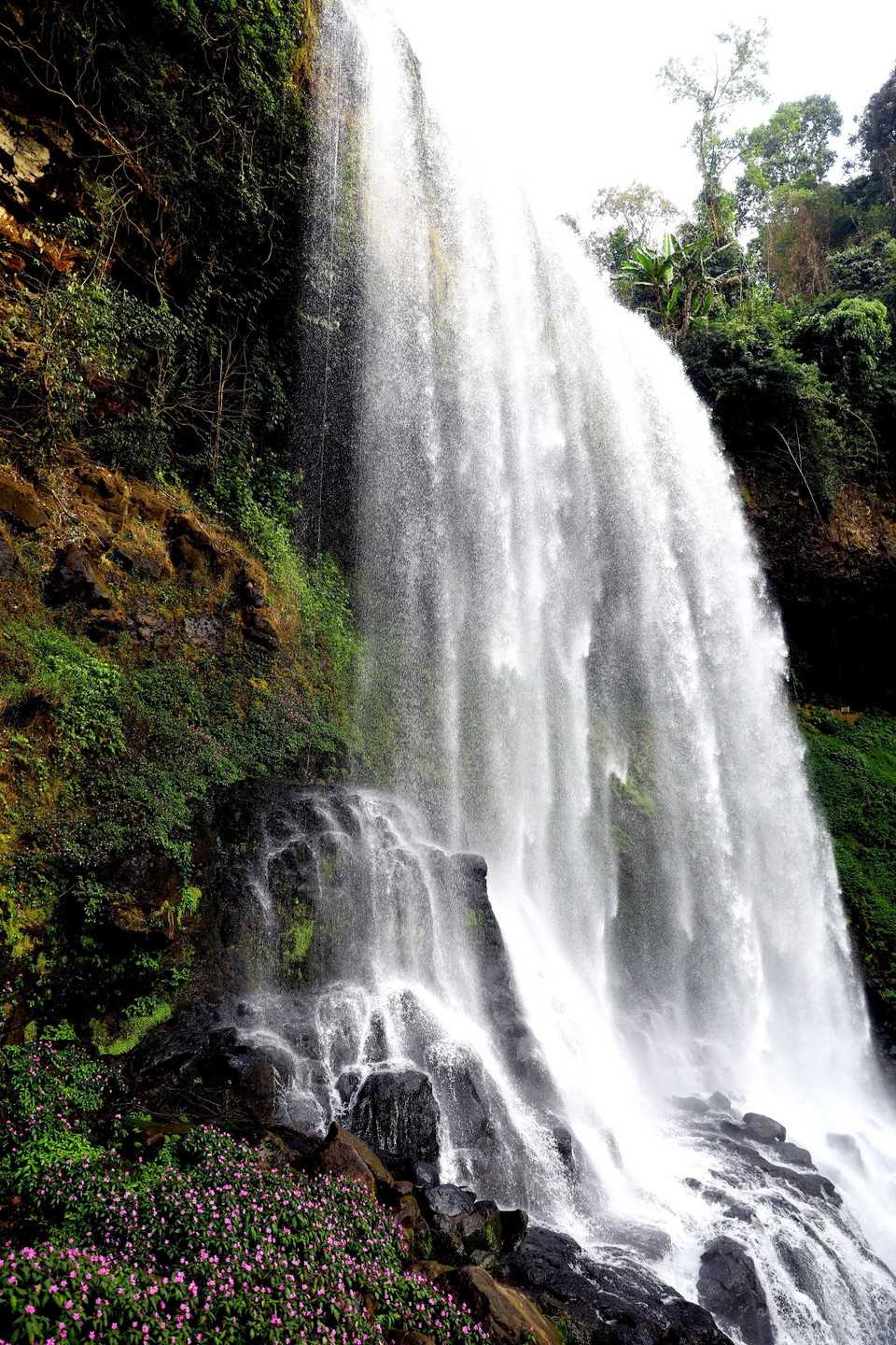 Thác Đambri còn được người địa phương gọi là thác Bảy tầng hoặc thác Đợi chờ. (Ảnh: Huy Hùng/TTXVN)