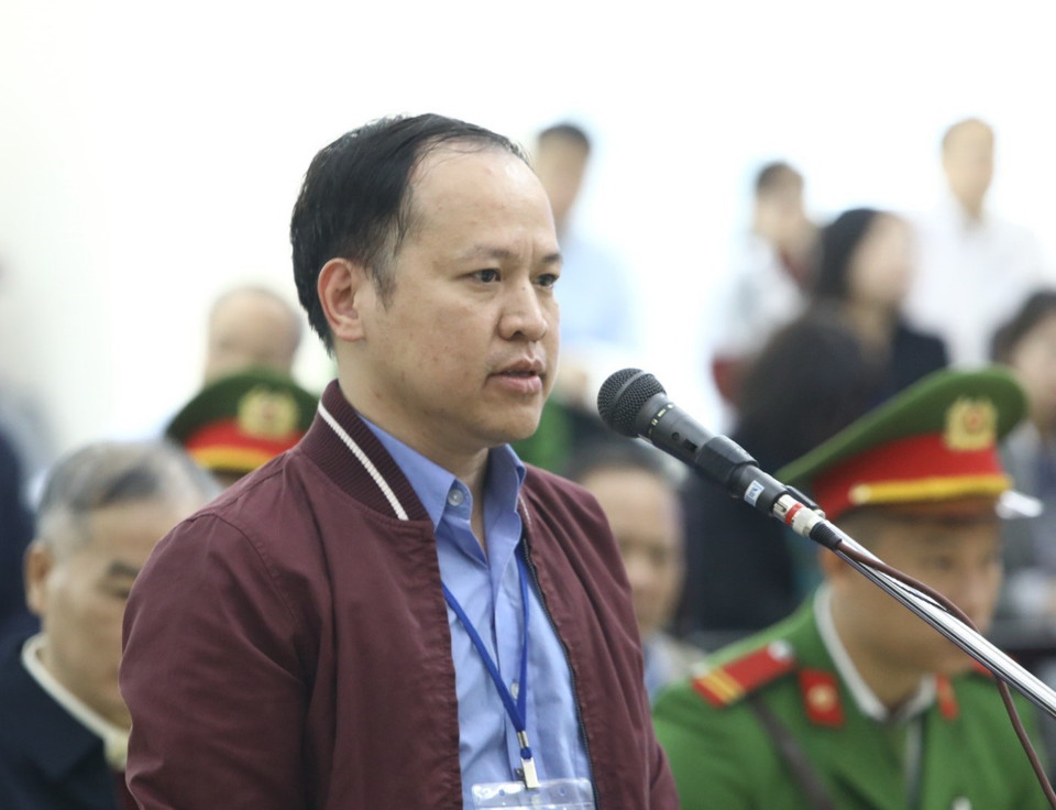 Bị cáo Nguyễn Đăng Nguyên (sinh năm 1976, nguyên Phó Tổng Giám đốc phụ trách chức vụ Tổng Giám đốc MobiFone) khai báo lý lịch căn cước tại tòa. (Ảnh: Văn Điệp/TTXVN)