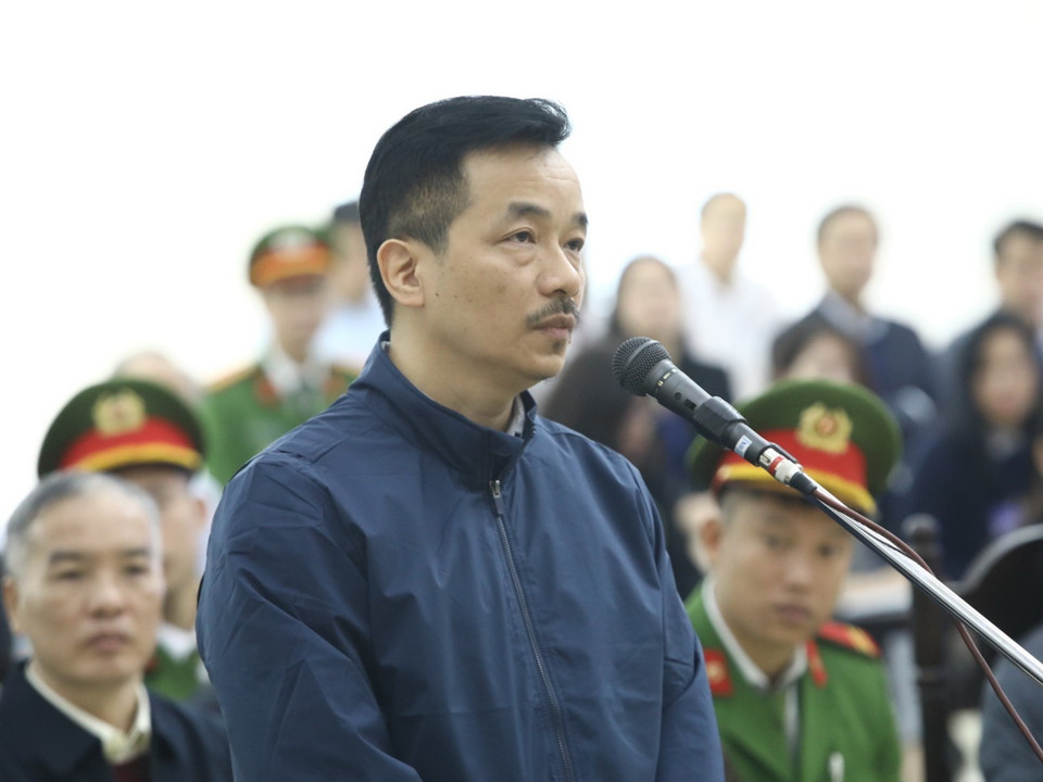 Bị cáo Nguyễn Mạnh Hùng (sinh năm 1969, nguyên Phó Tổng giám đốc MobiFone) khai báo lý lịch căn cước tại tòa. (Ảnh: Văn Điệp/TTXVN)