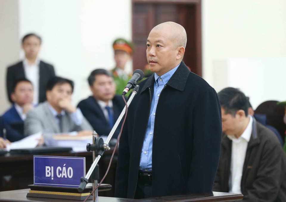 Bị cáo Hồ Tuấn (sinh năm 1965, nguyên Phó Tổng giám đốc MobiFone) khai báo trước tòa. (Ảnh: Doãn Tấn/TTXVN)