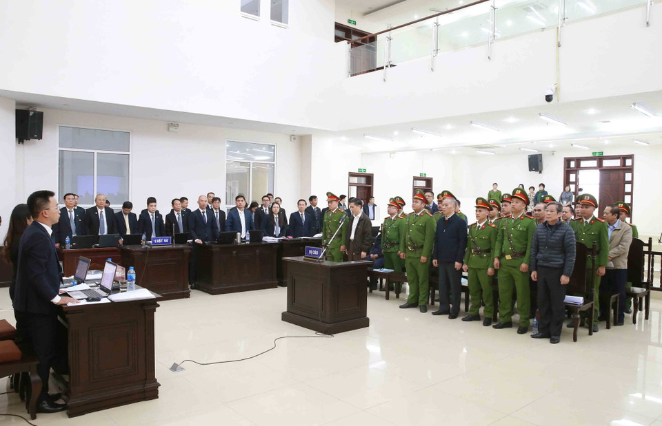 Các bị cáo đứng trước tòa. (Ảnh: Doãn Tấn/TTXVN)