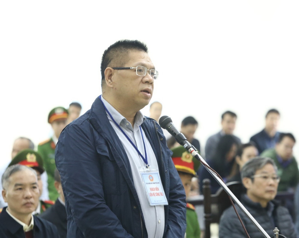 Bị cáo Nguyễn Bảo Long (sinh năm 1972, nguyên Phó Tổng giám đốc MobiFone) khai báo lý lịch căn cước tại tòa. (Ảnh: Văn Điệp/TTXVN)