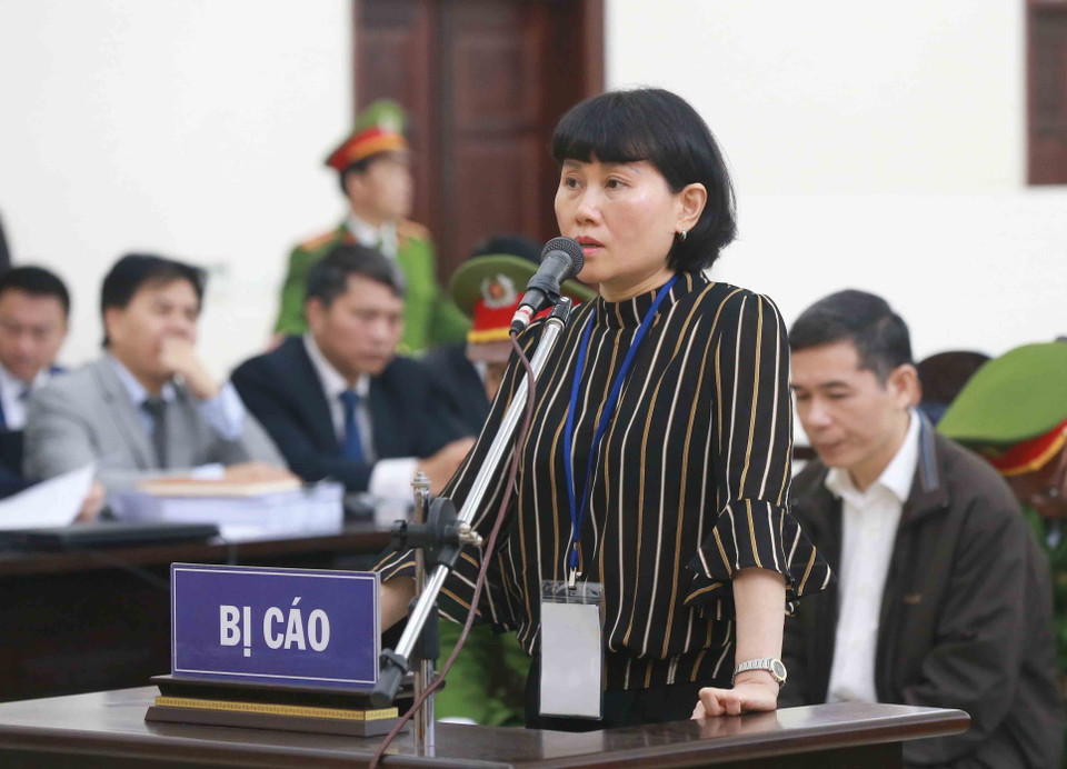 Bị cáo Phan Thị Hoa Mai (sinh năm 1966, thành viên Hội đồng thành viên MobiFone) khai báo trước tòa. (Ảnh: Doãn Tấn/TTXVN)
