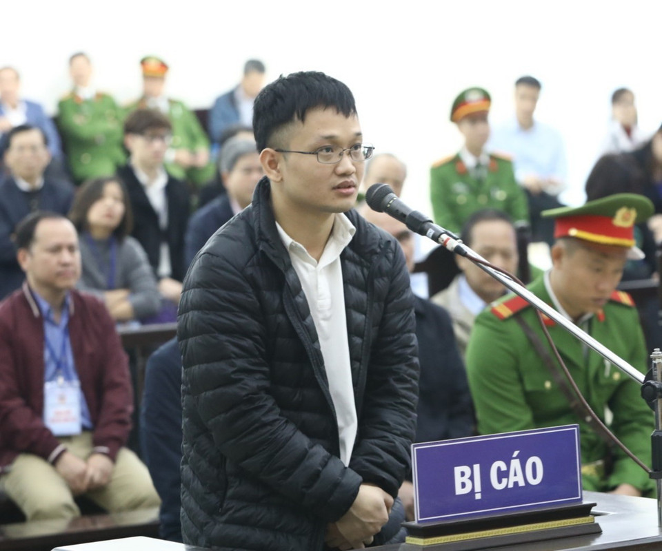 Bị cáo Hoàng Duy Quang (sinh năm 1983, thẩm định viên Công ty Trách nhiệm hữu hạn tư vấn đầu tư và thẩm định AMAX) khai báo lý lịch căn cước tại tòa. (Ảnh: Văn Điệp/TTXVN)