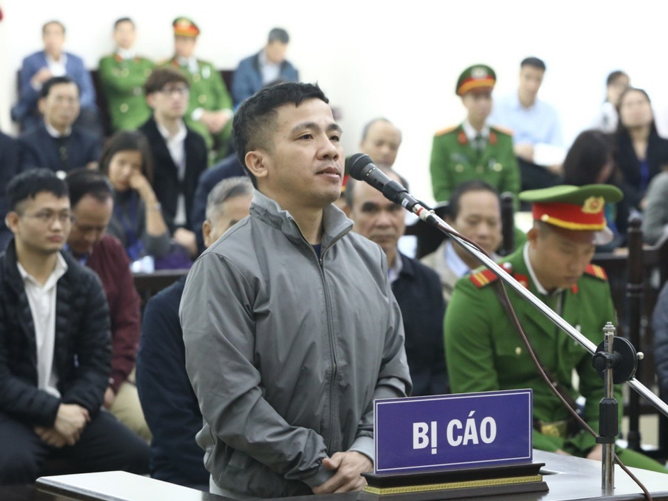 Bị cáo Võ Văn Mạnh (sinh năm 1976, Giám đốc Công ty Trách nhiệm hữu hạn tư vấn đầu tư và thẩm định AMAX) khai báo lý lịch căn cước tại tòa. (Ảnh: Văn Điệp/TTXVN)