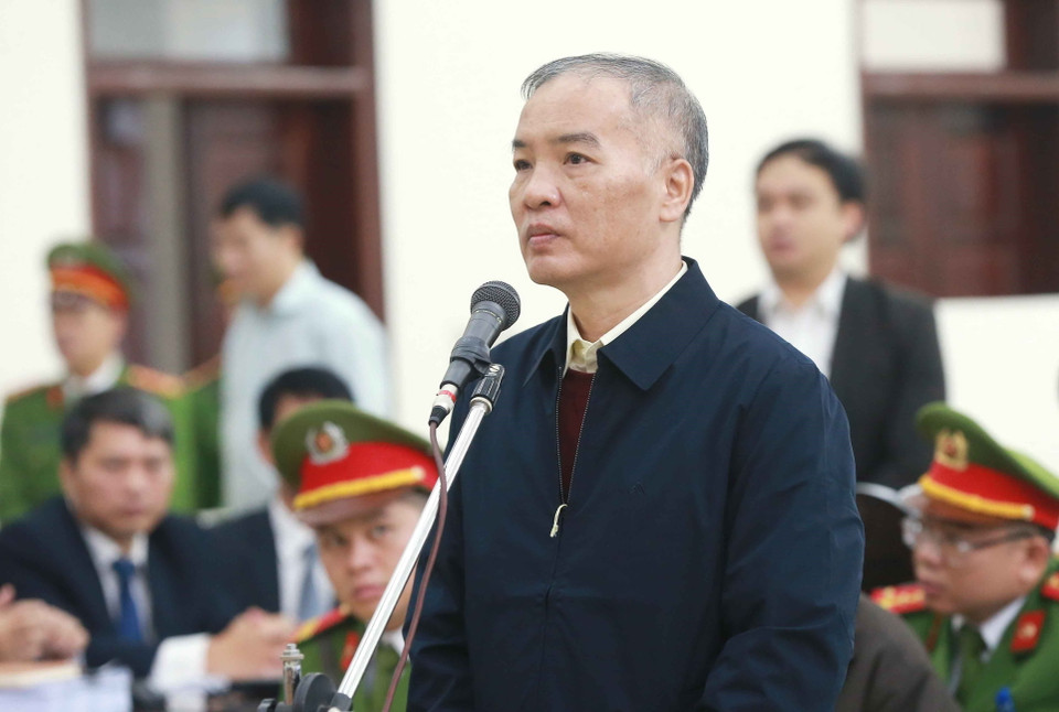 Bị cáo Lê Nam Trà (sinh năm 1961, nguyên Chủ tịch Hội đồng thành viên MobiFone) khai báo trước tòa. (Ảnh: Doãn Tấn/TTXVN)