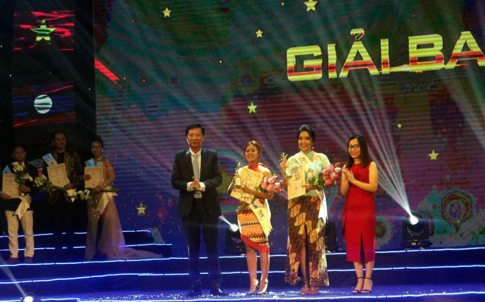 Trao giải Giải ba cho thí sinh Olivia Christina đến từ Indonesia và thí sinh Eint Chit đến từ Myanmar. (Ảnh: Đức Hiếu/TTXVN)